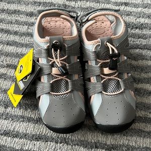 Khombu Cameron shoes sandals all weather size 7 NWT